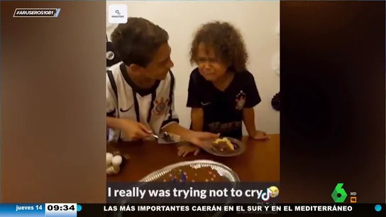 La emoción de un niño cuando su hermano mayor le da el primer trozo de su tarta de cumpleaños por ser la persona a la que más quiere La emoción de un niño cuando su hermano mayor le da el primer trozo de su tarta de cumpleaños por ser la persona a la que más quiere
