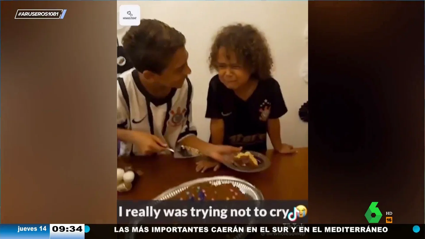 La emoción de un niño cuando su hermano mayor le da el primer trozo de su tarta de cumpleaños por ser la persona a la que más quiere La emoción de un niño cuando su hermano mayor le da el primer trozo de su tarta de cumpleaños por ser la persona a la que más quiere