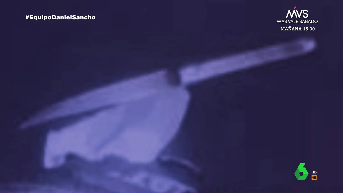 o una bolsa de tele negra con un cuchillo y una gasa ensangrentada. o una bolsa de tele negra con un cuchillo y una gasa ensangrentada.