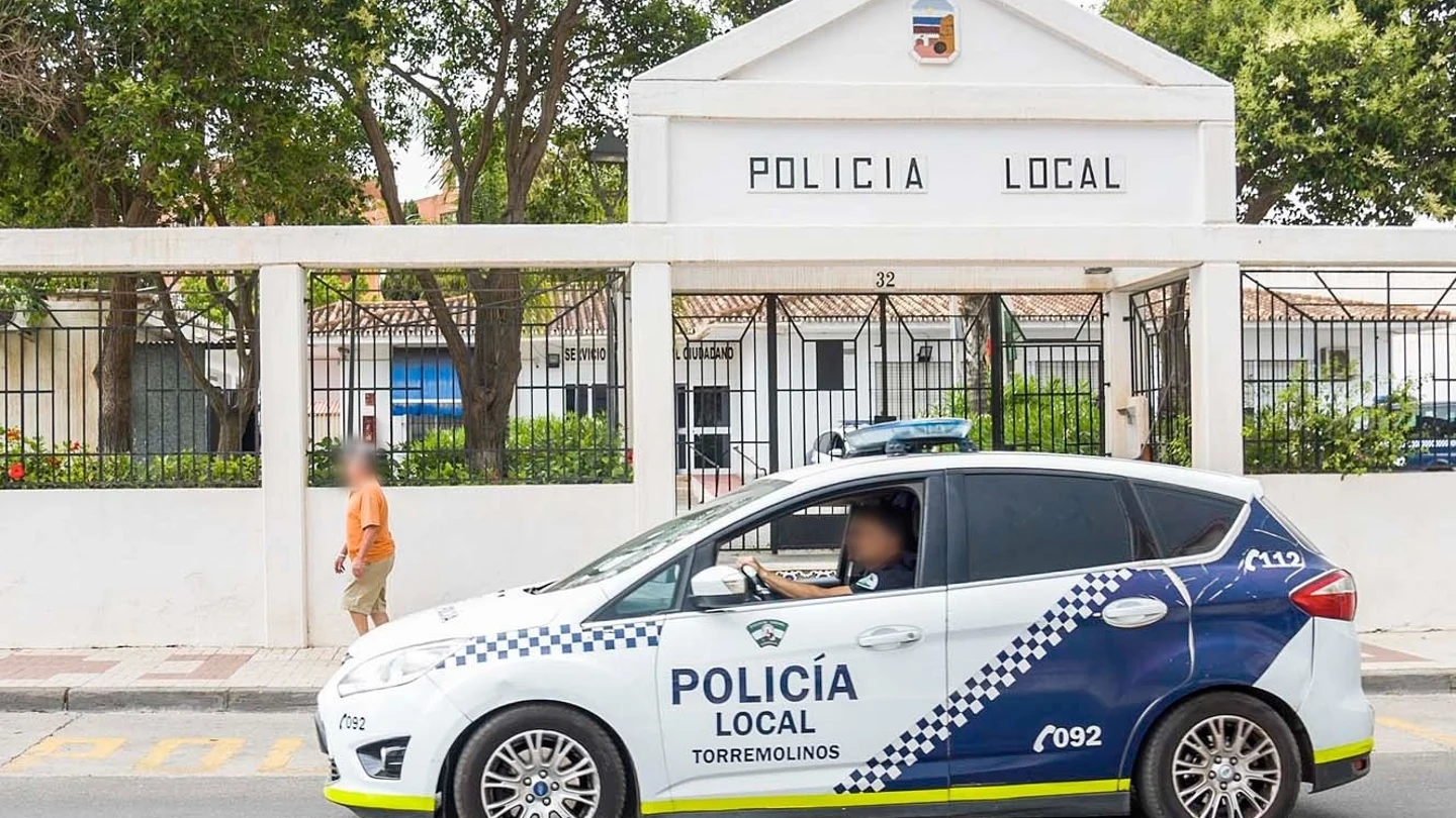 Vehículo de la Policía Local de Torremolinos, a las puertas de la Comisaría Vehículo de la Policía Local de Torremolinos, a las puertas de la Comisaría