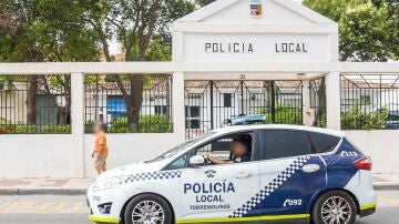 Vehículo de la Policía Local de Torremolinos, a las puertas de la Comisaría