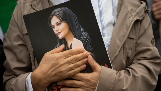 Un manifestante iraní porta una fotografía de Mahsa Amini Un manifestante iraní porta una fotografía de Mahsa Amini