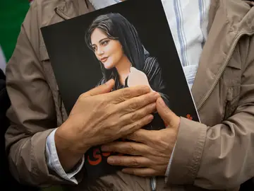 Un manifestante iraní porta una fotografía de Mahsa Amini