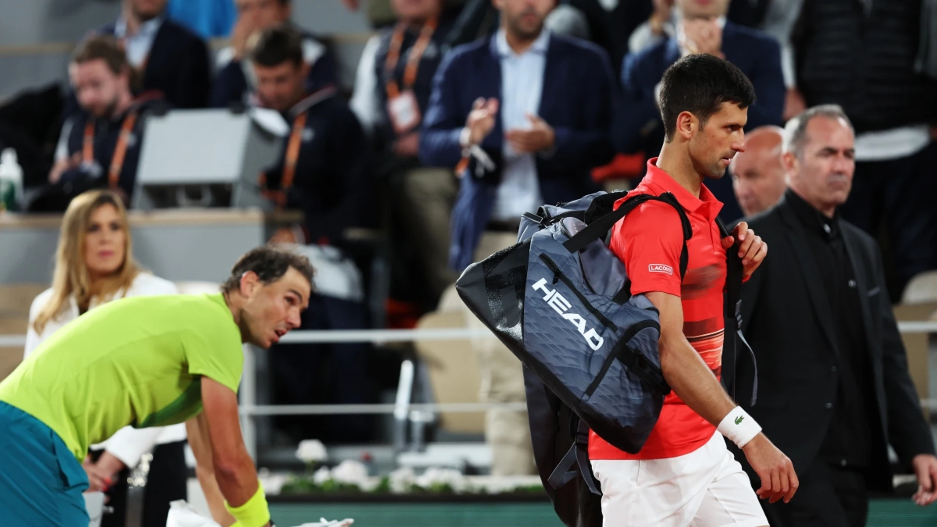 Rafa Nadal observa a Novak Djokovic