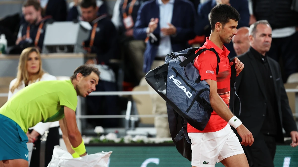 Rafa Nadal observa a Novak Djokovic