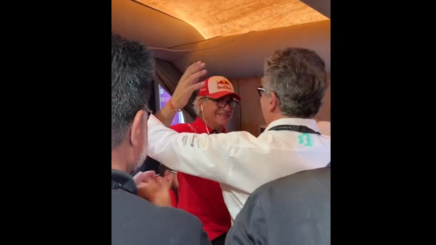 Carlos Sainz celebra la victoria de su hijo en Singapur Carlos Sainz celebra la victoria de su hijo en Singapur
