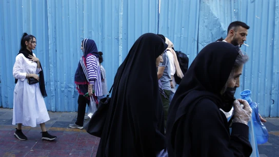 Mujeres iraníes pasean por las calles de Teherán Mujeres iraníes pasean por las calles de Teherán