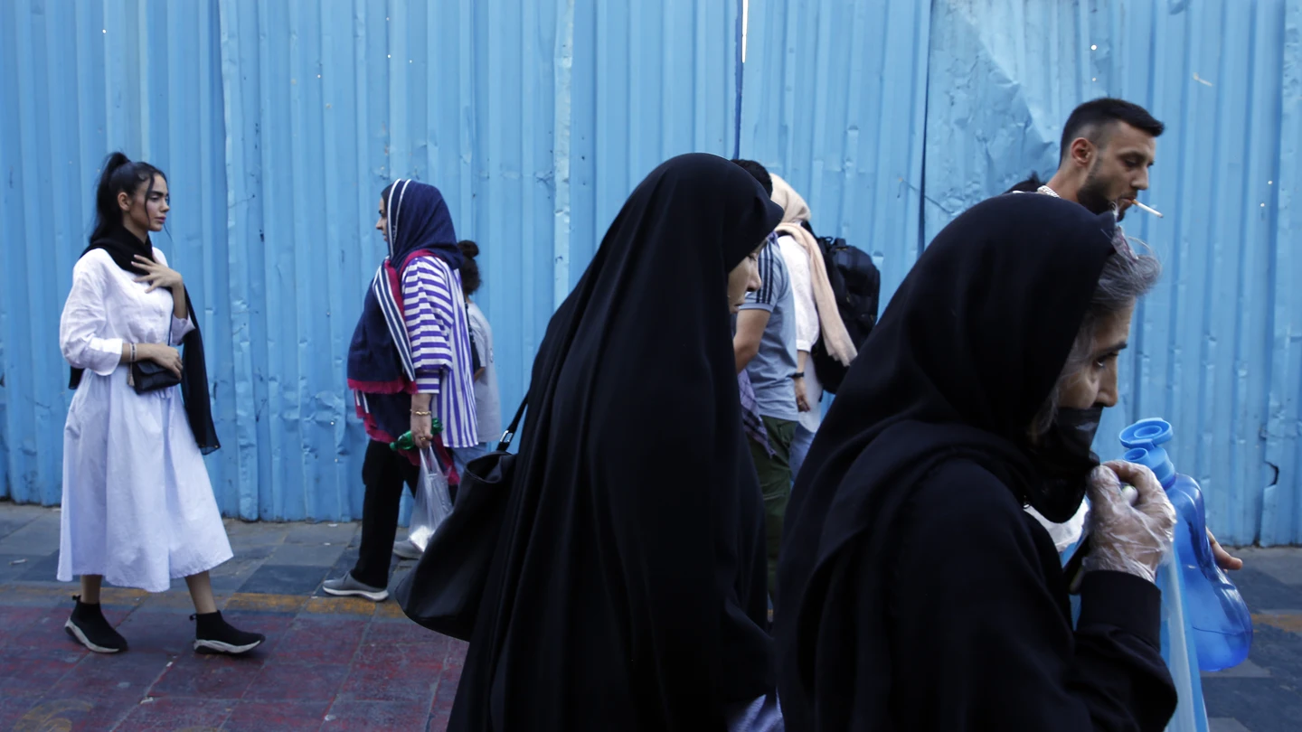 Mujeres iraníes pasean por las calles de Teherán Mujeres iraníes pasean por las calles de Teherán