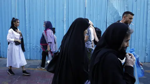 Mujeres iraníes pasean por las calles de Teherán