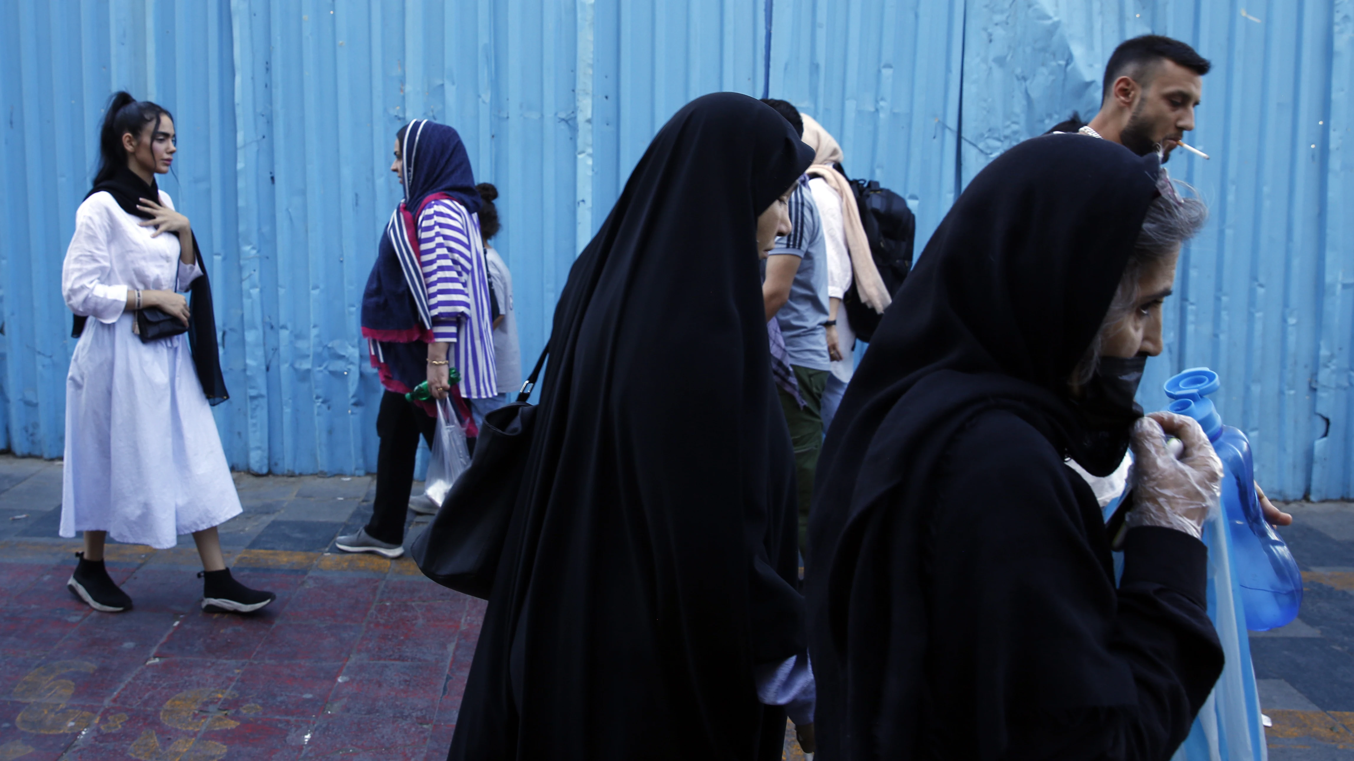 Mujeres iraníes pasean por las calles de Teherán