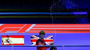Carlos Sainz en el podio de Singapur