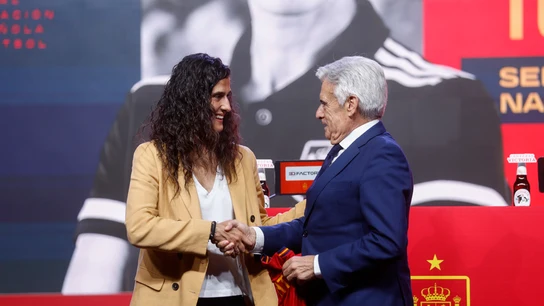 Montse Tomé saluda a Pedro Rocha Montse Tomé saluda a Pedro Rocha