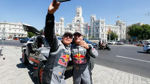 Carlos Sainz y Lucas Cruz en el Audi RS Q e-tron city on tour