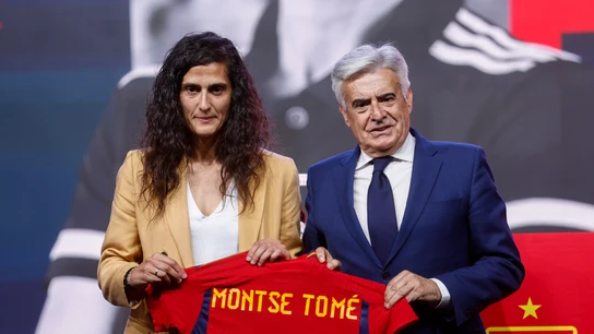 Montse Tomé y Pedro Rocha, durante la presentación de la nueva seleccionadora de España Montse Tomé y Pedro Rocha, durante la presentación de la nueva seleccionadora de España