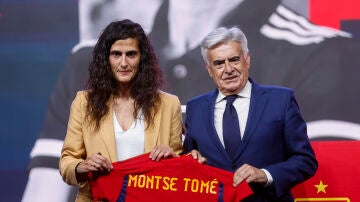 Montse Tomé y Pedro Rocha, durante la presentación de la nueva seleccionadora de España
