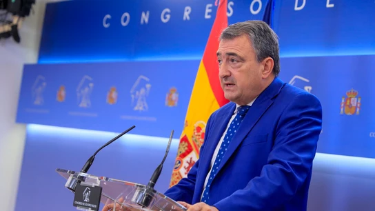 El portavoz del PNV en el Congreso, Aitor Esteban, durante la rueda de prensa tras su reunión con la portavoz parlamentaria del PP, Cuca Gamarra, este lunes en el Cogreso de los Diputados. El PNV confirma que "no hay margen" para apoyar la investidura de Feijóo