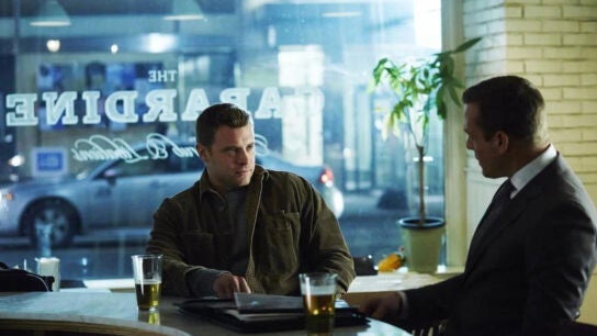 Billy Miller como Marcus Specter junto al personaje de Harvey Specter interpretado por Gabriel Macht, en 'Suits'.