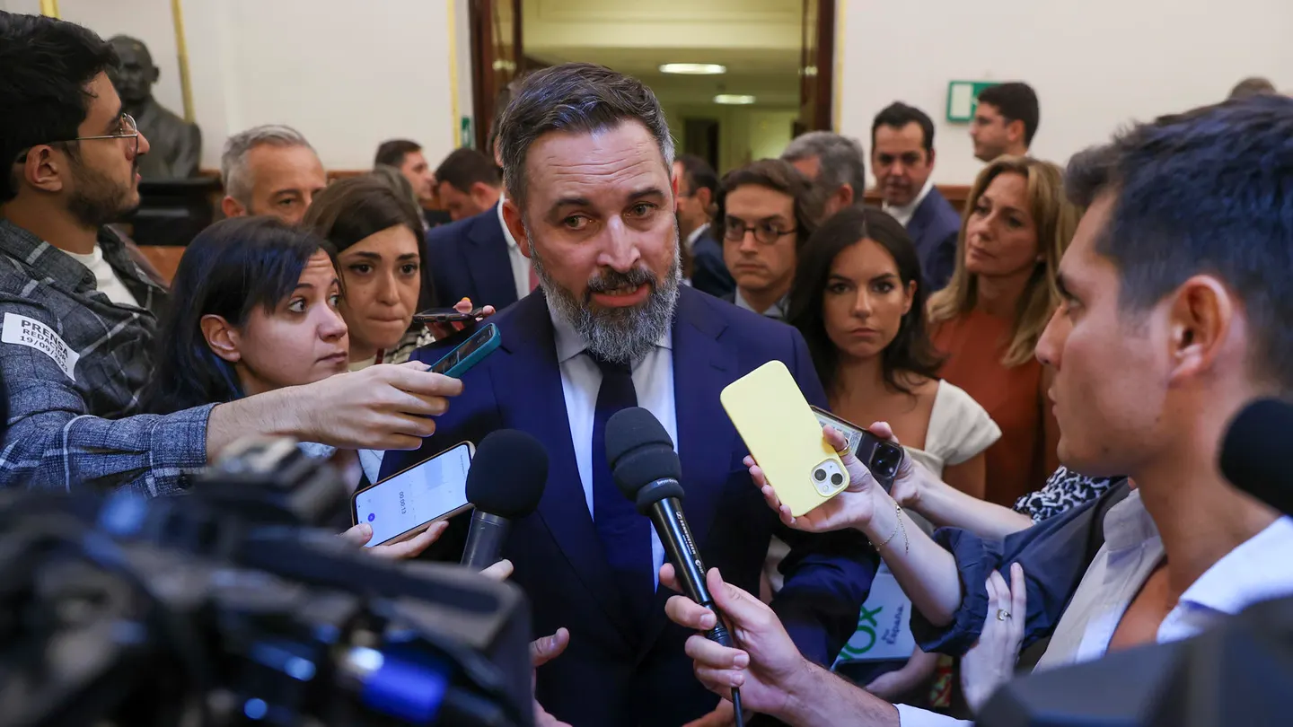 El líder de VOX, Santiago Abascal realiza declaraciones a la prensa tras el primer pleno del Congreso de la XV Legislatura. El líder de VOX, Santiago Abascal realiza declaraciones a la prensa tras el primer pleno del Congreso de la XV Legislatura.
