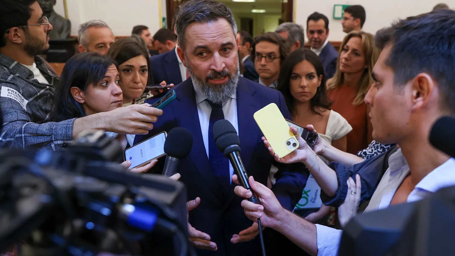 El líder de VOX, Santiago Abascal realiza declaraciones a la prensa tras el primer pleno del Congreso de la XV Legislatura.