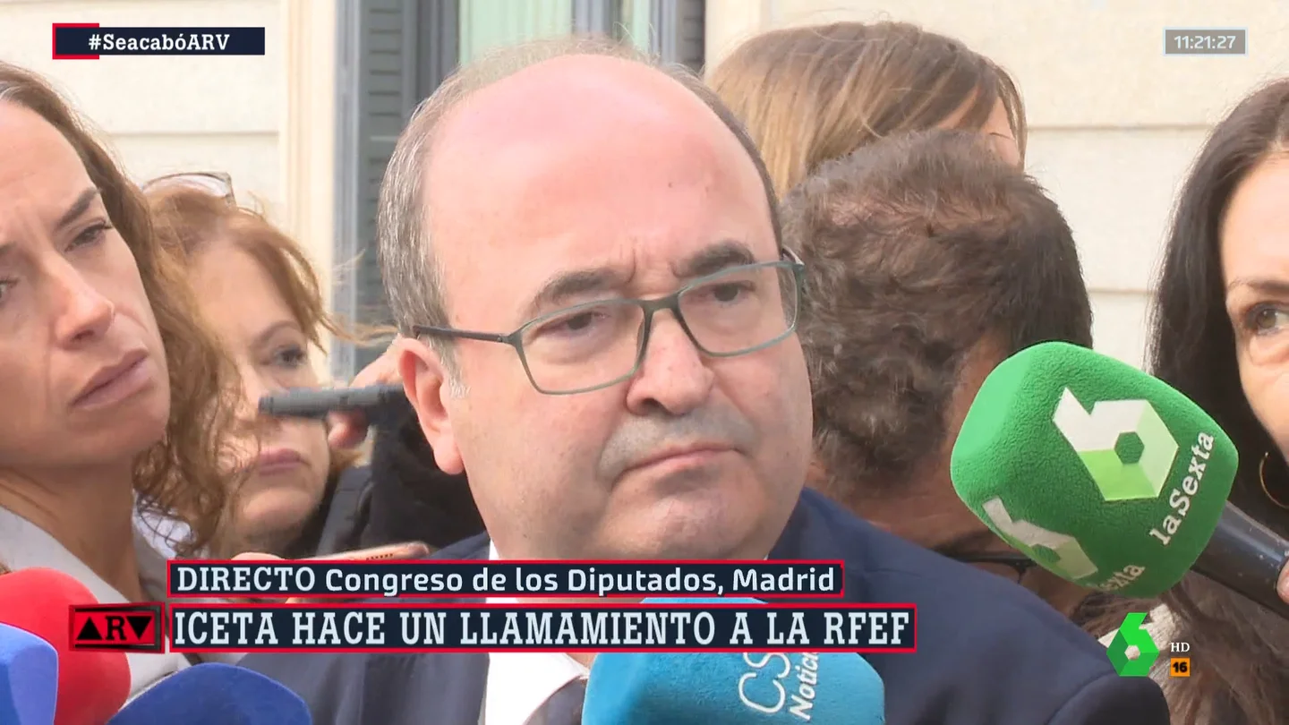 El ministro de Deportes ha insistido tras este hecho que "la RFEF no tiene derecho a privar a España de la Selección Femenina, y más después de haber ganado un Campeonato del Mundo". En este sentido, ha llamado a la RFEF a "corregir todas las deficiencias de esta convocatoria anómala y a cambiar las estructuras federativas para que la RFEF sea un espacio de seguridad, competitividad y profesionalidad al que las jugadoras tienen derecho". El ministro de Deportes ha insistido tras este hecho que "la RFEF no tiene derecho a privar a España de la Selección Femenina, y más después de haber ganado un Campeonato del Mundo". En este sentido, ha llamado a la RFEF a "corregir todas las deficiencias de esta convocatoria anómala y a cambiar las estructuras federativas para que la RFEF sea un espacio de seguridad, competitividad y profesionalidad al que las jugadoras tienen derecho".
