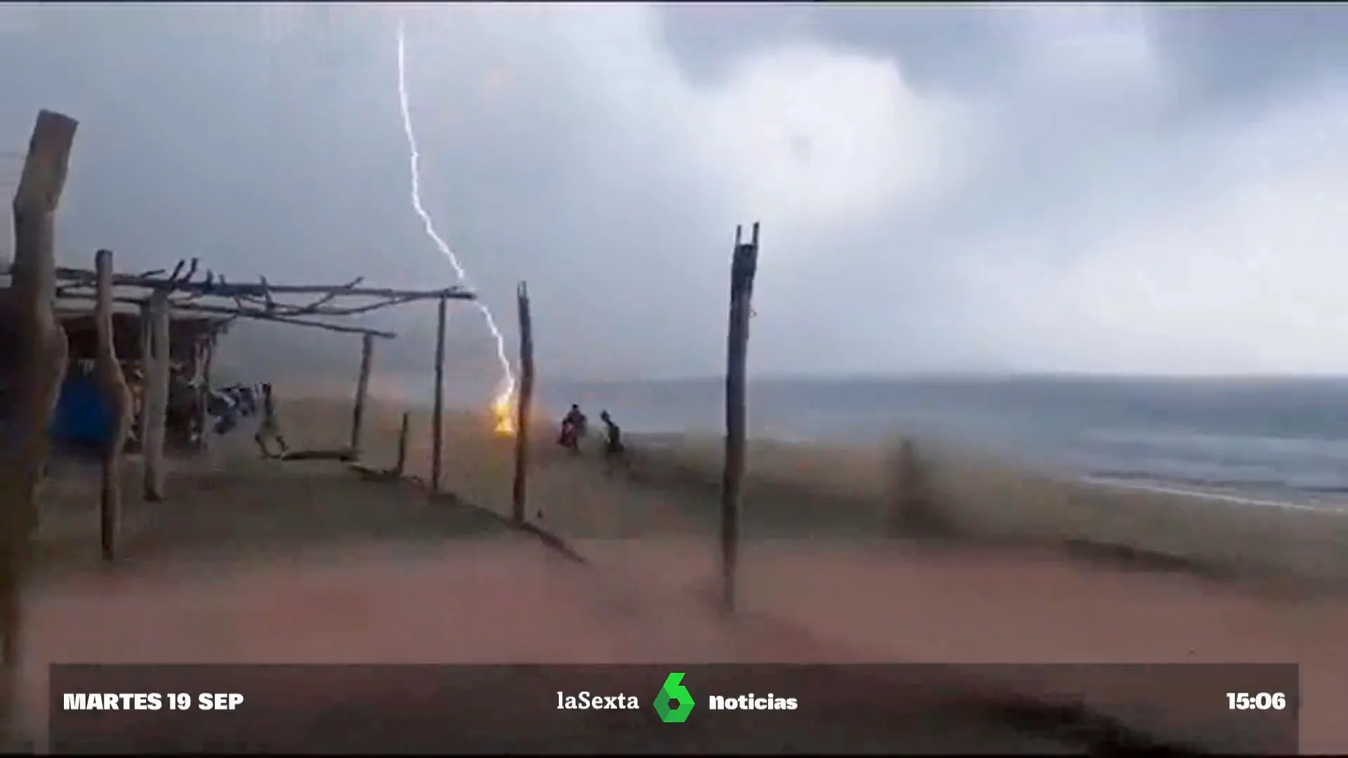 Mueren dos personas al ser alcanzados por un rayo en una playa de México