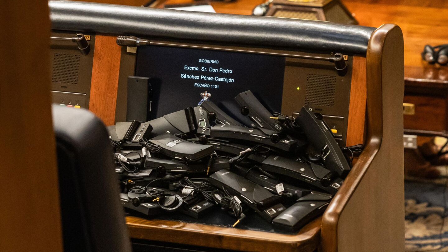 Imagen de las 'petacas' de traducción apiladas en el escaño de Sánchez
