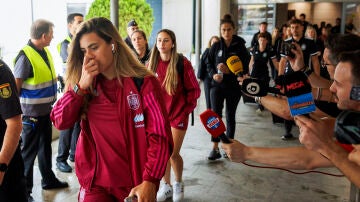 Las jugadoras de la Selección llegan a Oliva acompañadas por la seleccionadora, Montse Tomé