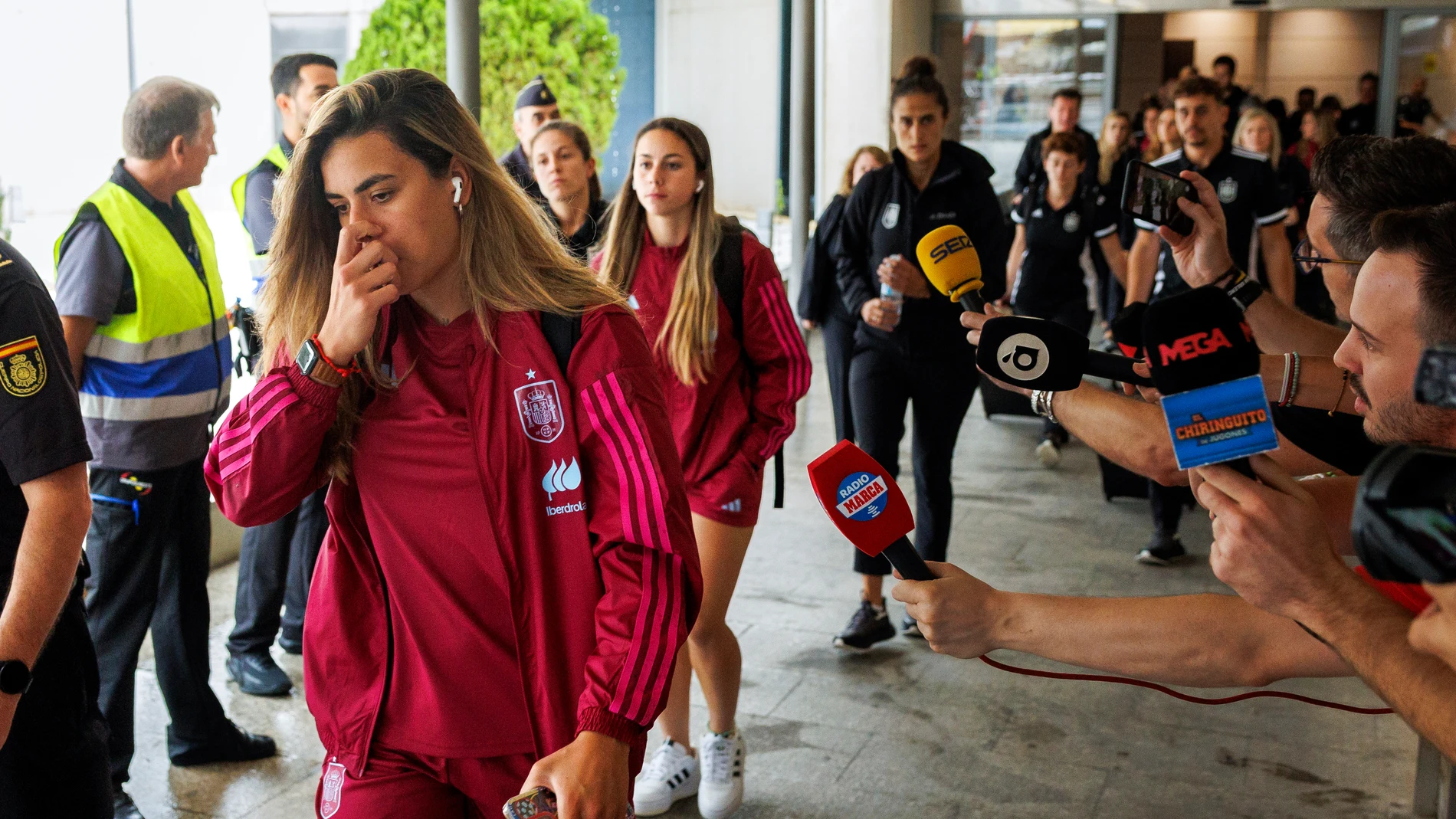 Las jugadoras de la Selección llegan a Oliva acompañadas por la seleccionadora, Montse Tomé