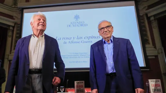 El exvicepresidente del Gobierno Alfonso Guerra, junto al expresidente del Gobierno Felipe González, durante la presentación de su libro 'La rosa y las espinas'. El exvicepresidente del Gobierno Alfonso Guerra, junto al expresidente del Gobierno Felipe González, durante la presentación de su libro 'La rosa y las espinas'.