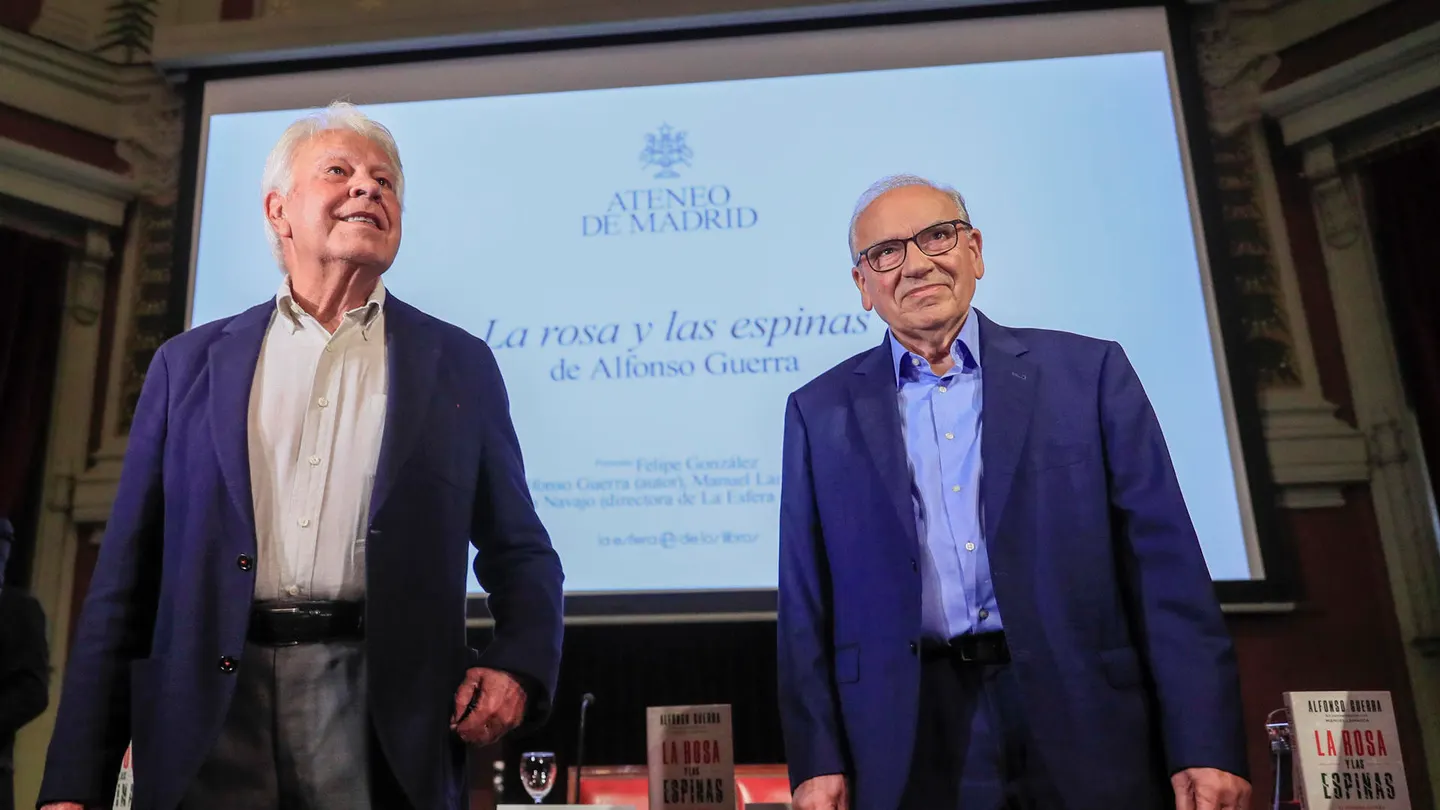 El exvicepresidente del Gobierno Alfonso Guerra, junto al expresidente del Gobierno Felipe González, durante la presentación de su libro 'La rosa y las espinas'. El exvicepresidente del Gobierno Alfonso Guerra, junto al expresidente del Gobierno Felipe González, durante la presentación de su libro 'La rosa y las espinas'.