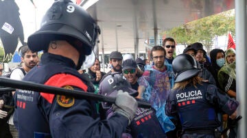 Imágenes de la protesta contra el salón inmobiliario The District en Barcelona