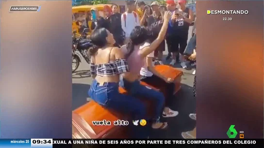 Unas jóvenes perrean sobre el ataúd de su amiga durante su funeral para cumplir su última voluntad Unas jóvenes perrean sobre el ataúd de su amiga durante su funeral para cumplir su última voluntad
