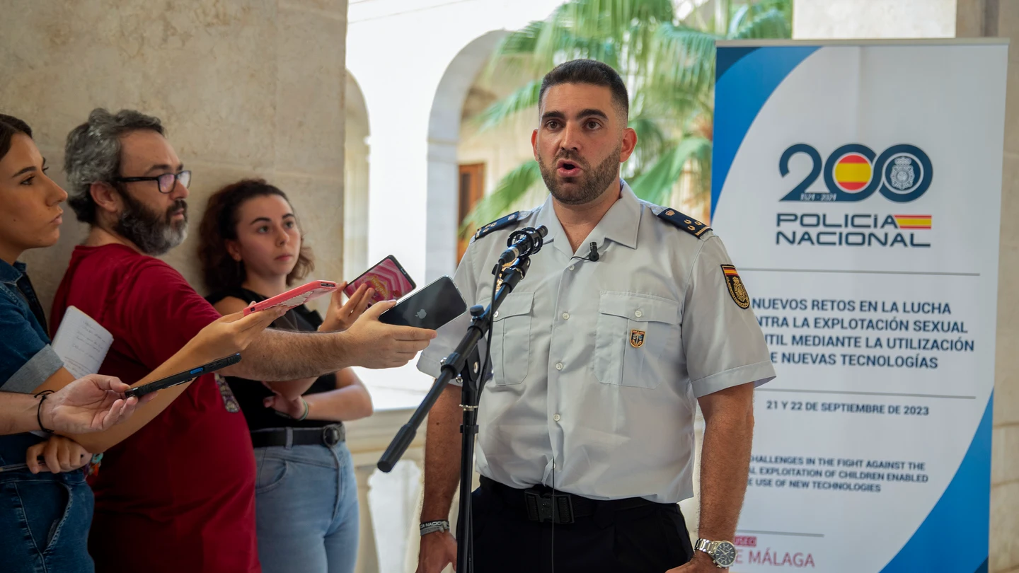 El Jefe del Grupo de Protección al Menor de la Unidad Central de Ciberdelincuencia, Javier Izquierdo de la Rosa, atiende este miércoles, a los medios de comunicación en relación a la investigación que se está llevando a cabo en Almendralejo El Jefe del Grupo de Protección al Menor de la Unidad Central de Ciberdelincuencia, Javier Izquierdo de la Rosa, atiende este miércoles, a los medios de comunicación en relación a la investigación que se está llevando a cabo en Almendralejo