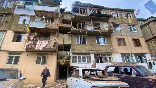 Daños a edificios residenciales y vehículos en Stepnakert, Nagorno-Karabaj. Daños a edificios residenciales y vehículos en Stepnakert, Nagorno-Karabaj.
