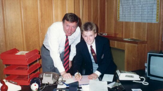 Alex Ferguson y David Beckham durante la firma de su primer contrato con el Manchester.