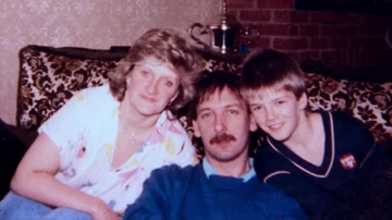 El futbolista inglés junto a sus padres en una imagen que puede verse en la docuserie 'Beckham'. El futbolista inglés junto a sus padres en una imagen que puede verse en la docuserie 'Beckham'.