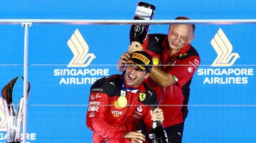 Carlos Sainz y Fred Vasseur en el podio de Singapur