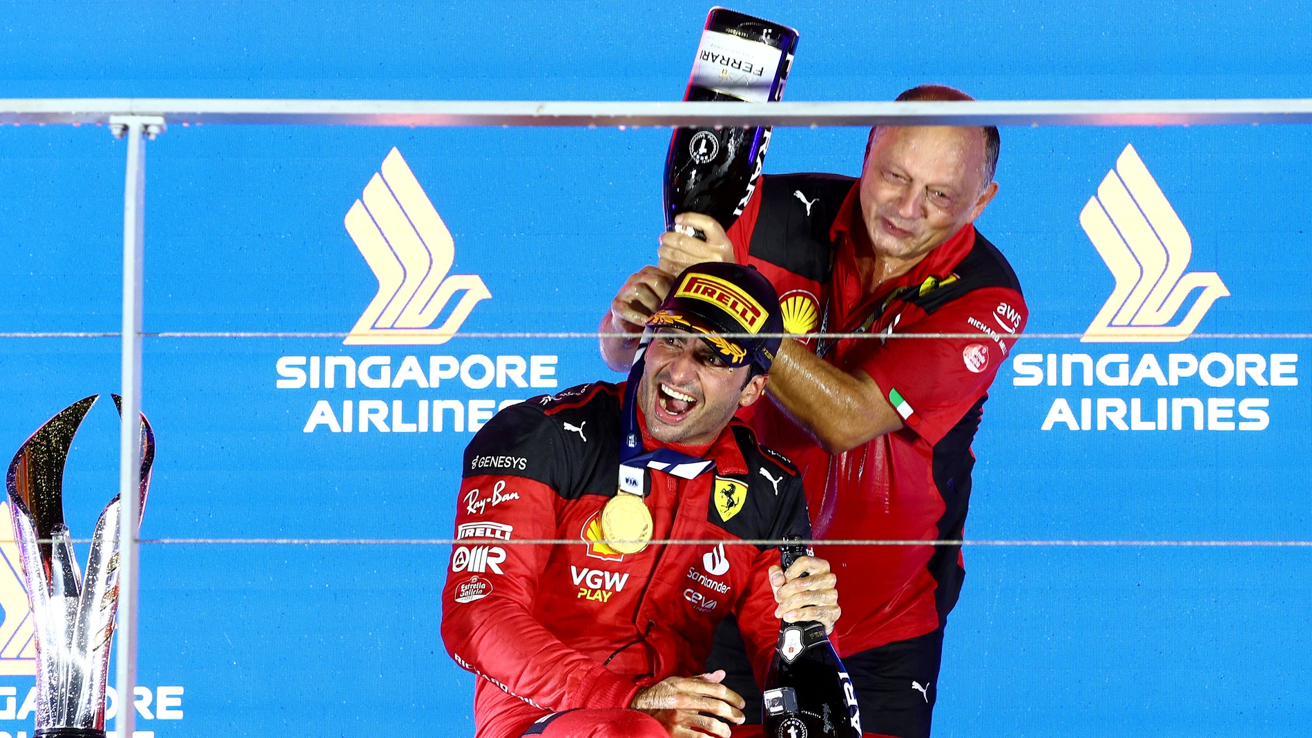 Carlos Sainz y Fred Vasseur en el podio de Singapur