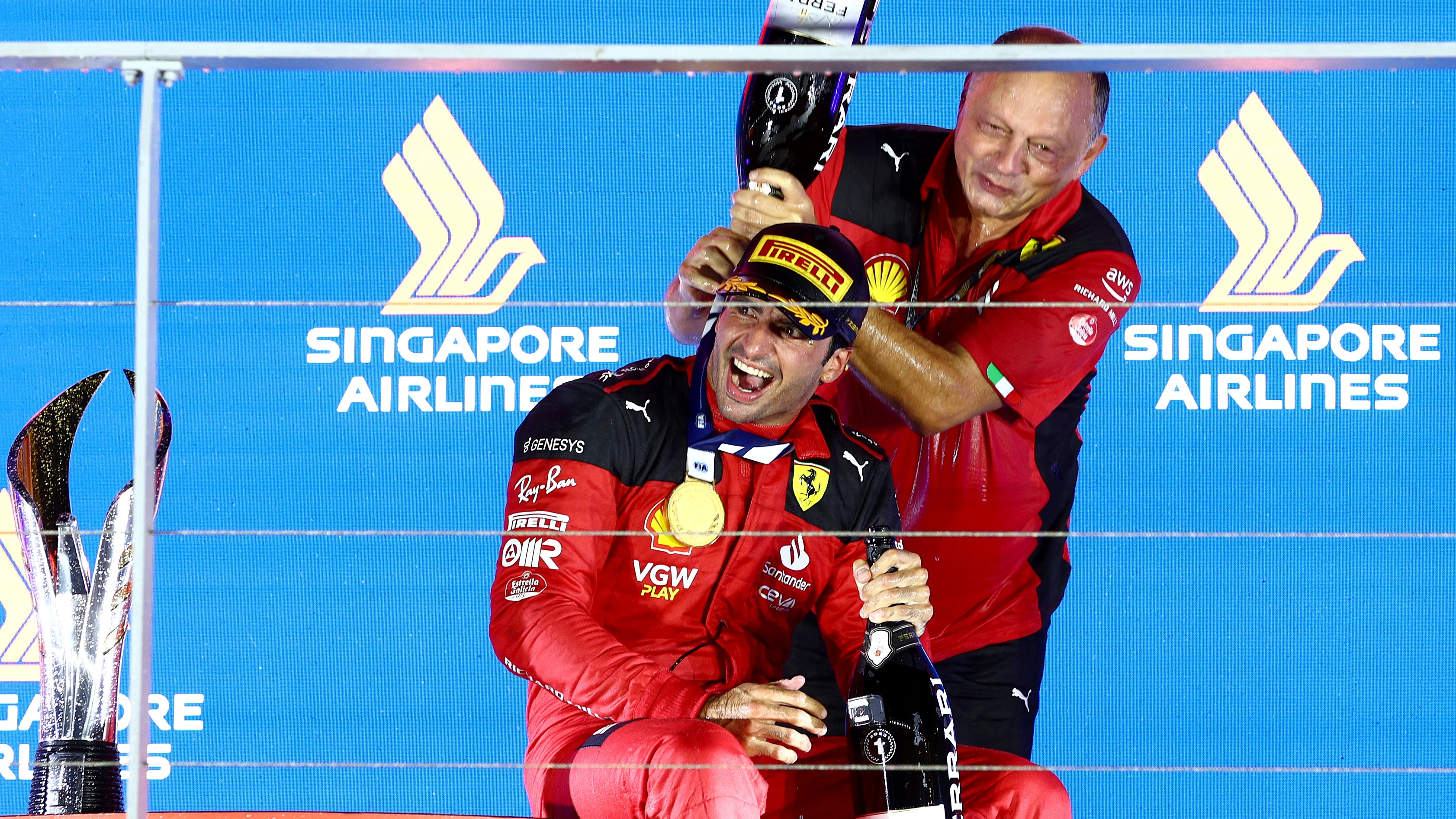 Carlos Sainz y Fred Vasseur en el podio de Singapur