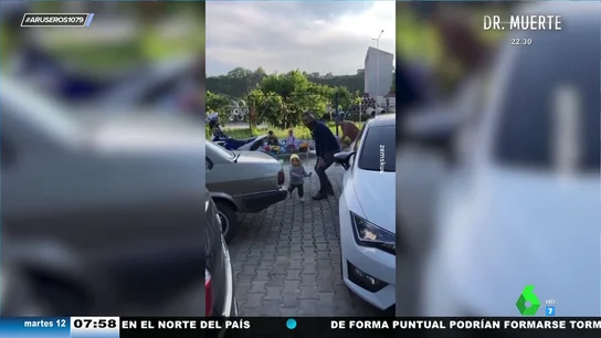 "A más de uno le ha pasado": el vídeo viral del bebé que se equivoca y le da la mano a otro señor que no es su padre "A más de uno le ha pasado": el vídeo viral del bebé que se equivoca y le da la mano a otro señor que no es su padre