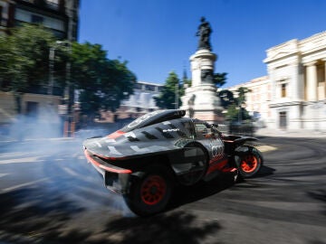 Carlos Sainz y Lucas Cruz toman las calles de Madrid al volante del Audi RS Q e-tron