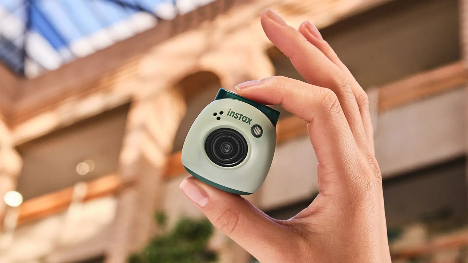INSTAX Pal, Fujifilm lanza su cámara más compacta y divertida