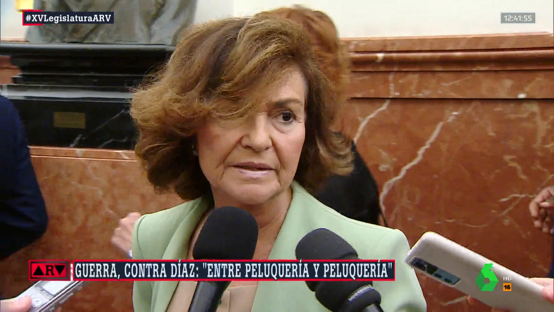 Carmen Calvo arremete contra el machismo de Alfonso Guerra: "Se lo tiene que mirar eso"