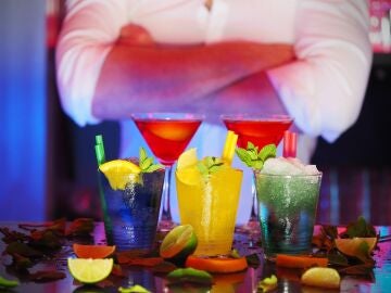 Varios cocktails en una mesa