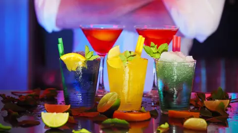 Varios cocktails en una mesa Varios cocktails en una mesa