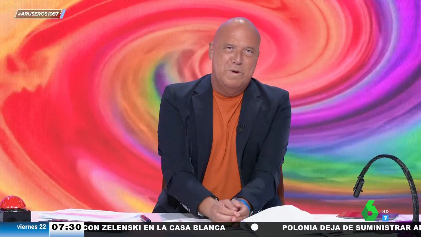 El divertido momento en el que Alfonso Arús y Patricia Benítez cantan imitando a Quevedo: "Parece que canta 'cansao'" El divertido momento en el que Alfonso Arús y Patricia Benítez cantan imitando a Quevedo: "Parece que canta 'cansao'"
