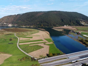 Tramo final del río Deva, formando la ría de Tina Mayor que separa Cantabria de Asturias