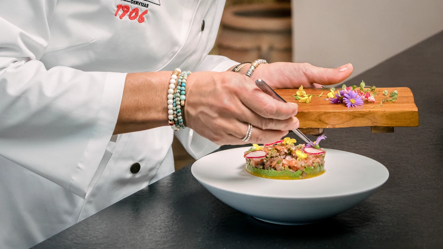 Plato elaborado por Bego Rodrigo, chef estrella Michelin y propietaria del restaurante 'La Salita' (Valencia) Plato elaborado por Bego Rodrigo, chef estrella Michelin y propietaria del restaurante 'La Salita' (Valencia)