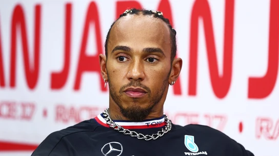 Hamilton, con gesto serio Hamilton, con gesto serio