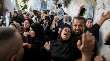 Ciudadanos palestinos lloran la muerte de dos personas a manos del ejército israelí